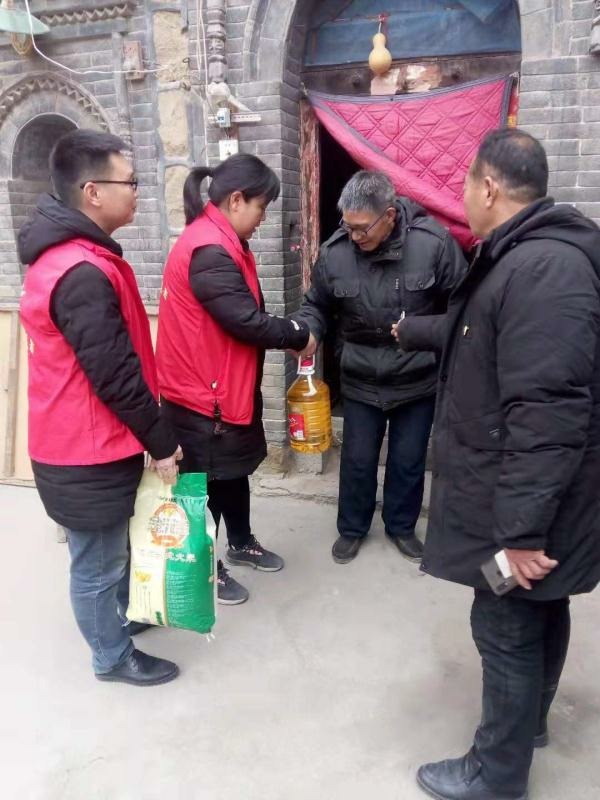 米河镇开展春节计划生育困难家庭送温暖活动。