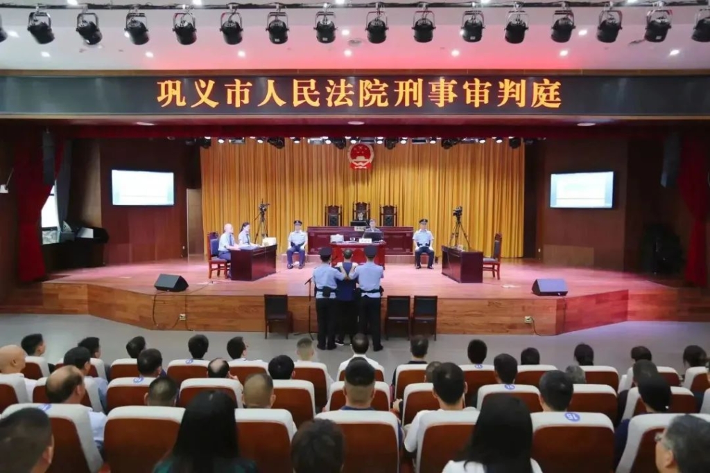 “身边人”受审  村干部受教——巩义市组织开展旁听庭审警示教育活动